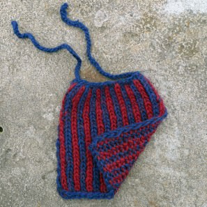Détail de tricot: tablier de la poupée Theodora