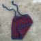 Détail de tricot: tablier de la poupée Theodora