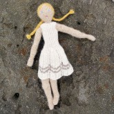 Poupée en tricot Theodóra par Hélène Magnusson Poupée en tricot Theodóra par Hélène Magnusson