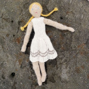 Poupée en tricot Theodóra par Hélène Magnusson