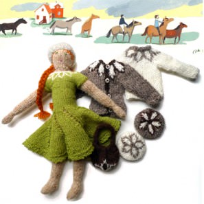 Deux bérets, deux pulls, une robe, un sac en tricot