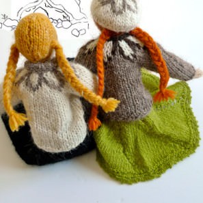 Deux poupées en tricot, deux amies