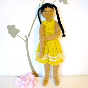 Nanako, une poupée en tricot pour aider le Japon