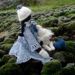 Smali le chien islandais et Olivia la poupée