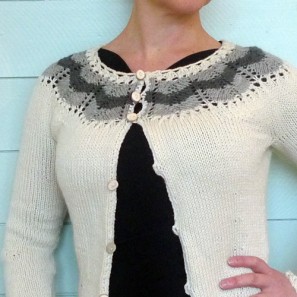 Cardigan Fimmvordurhals en Cascade 220 avec boutons en bois de renne islandais Cardigan Fimmvordurhals en Cascade 220 avec boutons en bois de renne islandais