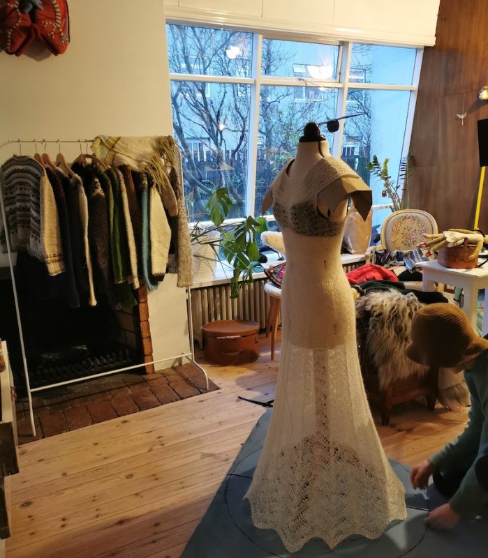 Tricoteuse d'Islande – Hélène Magnússon
